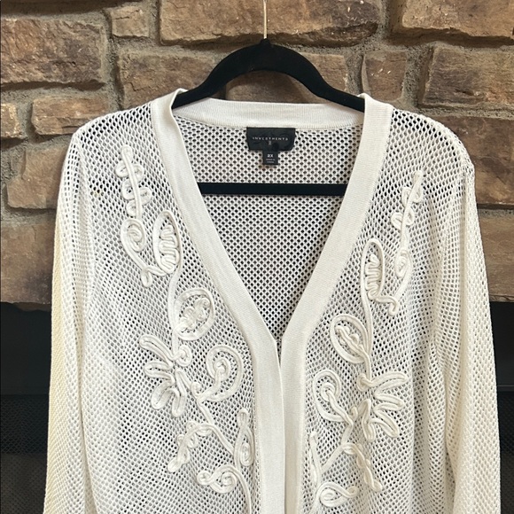 Elegant White Embroidered Women's Sweater/Cardigan. Size 2X - Picture 2 of 11